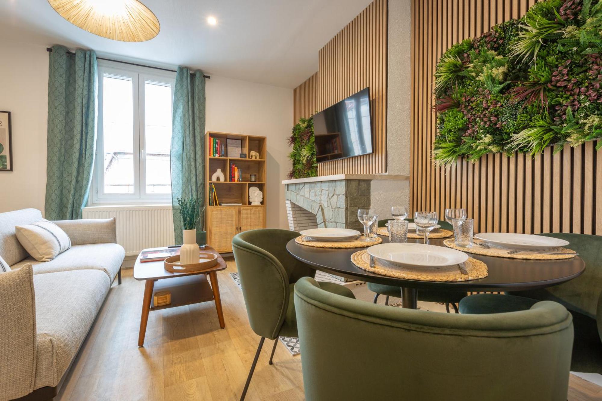 Tropical Escape Near Center Fiber Netflix Apartment